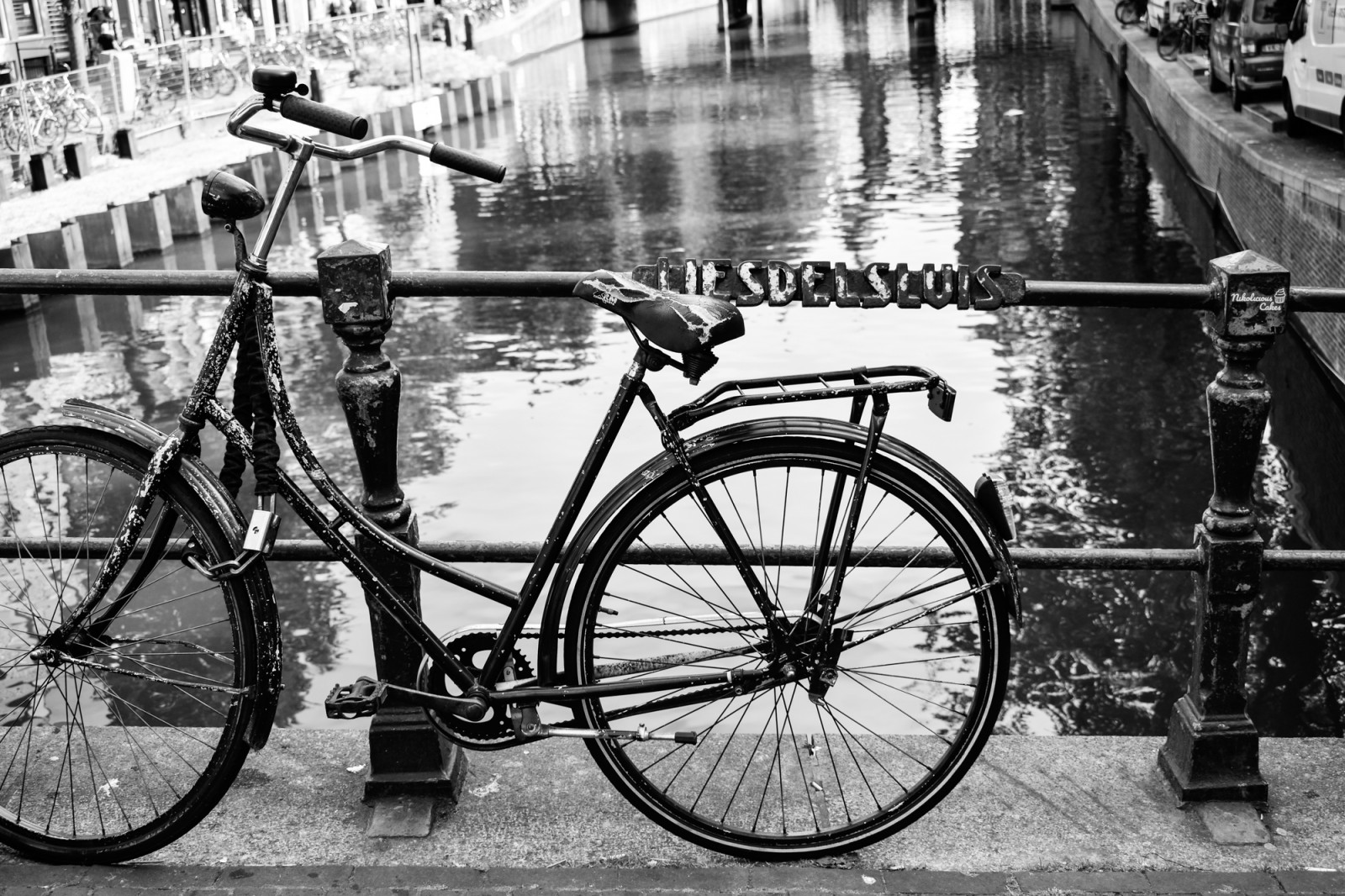 Vélo verrouillé sur un pont à Amsterdam