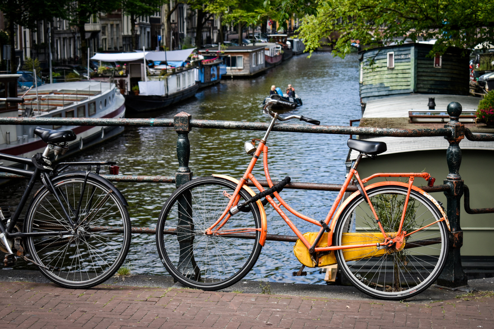 Vélo orange sur un canal à Amsterdam