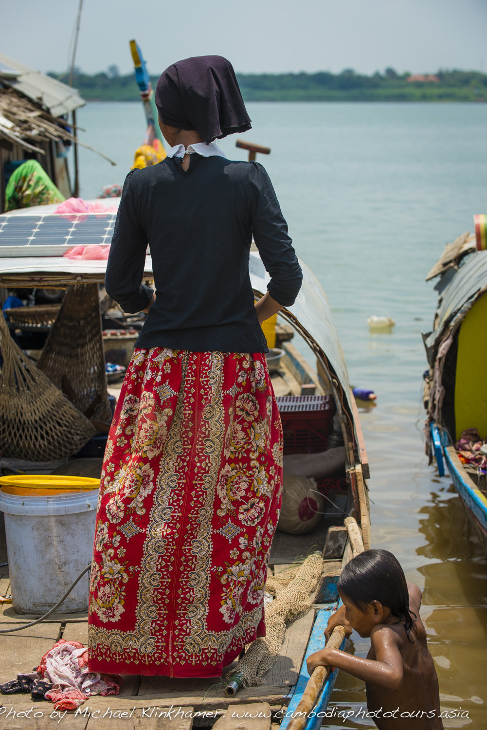 Cham woman and daughter at Pnohm Penh river